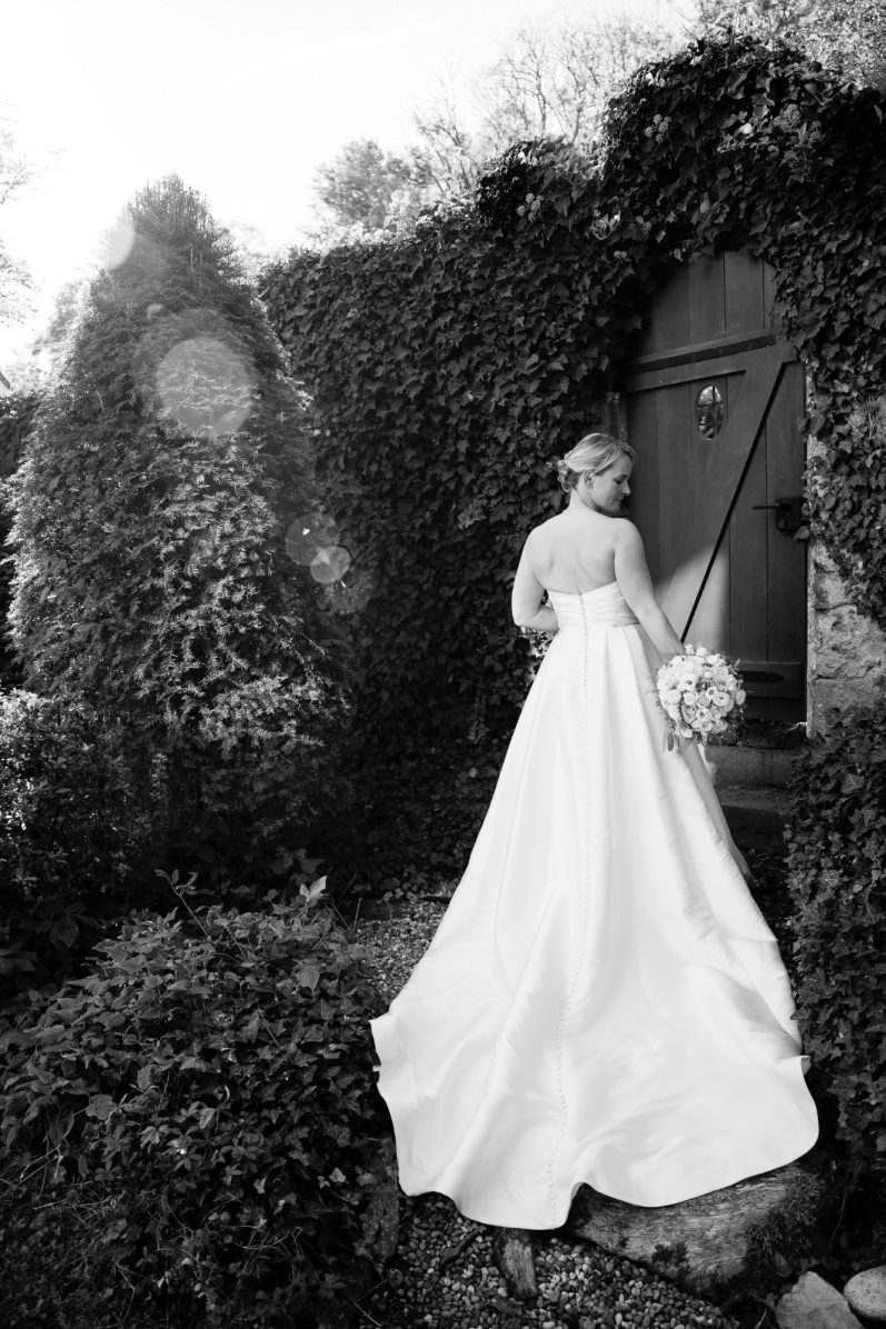 Der Wald und das Hochzeitsshooting Echt. Authentisch. Reales Hochzeitsbild in Schwarz und Weiß am Waldrand