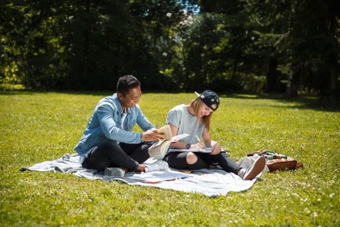 Werbefoto Studibuch – Studentin mit Büchern beim Lernen.