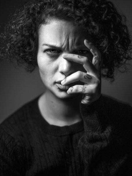 Schwarz-Weiß Close-Up Model Heilbronn – intensiver Blick