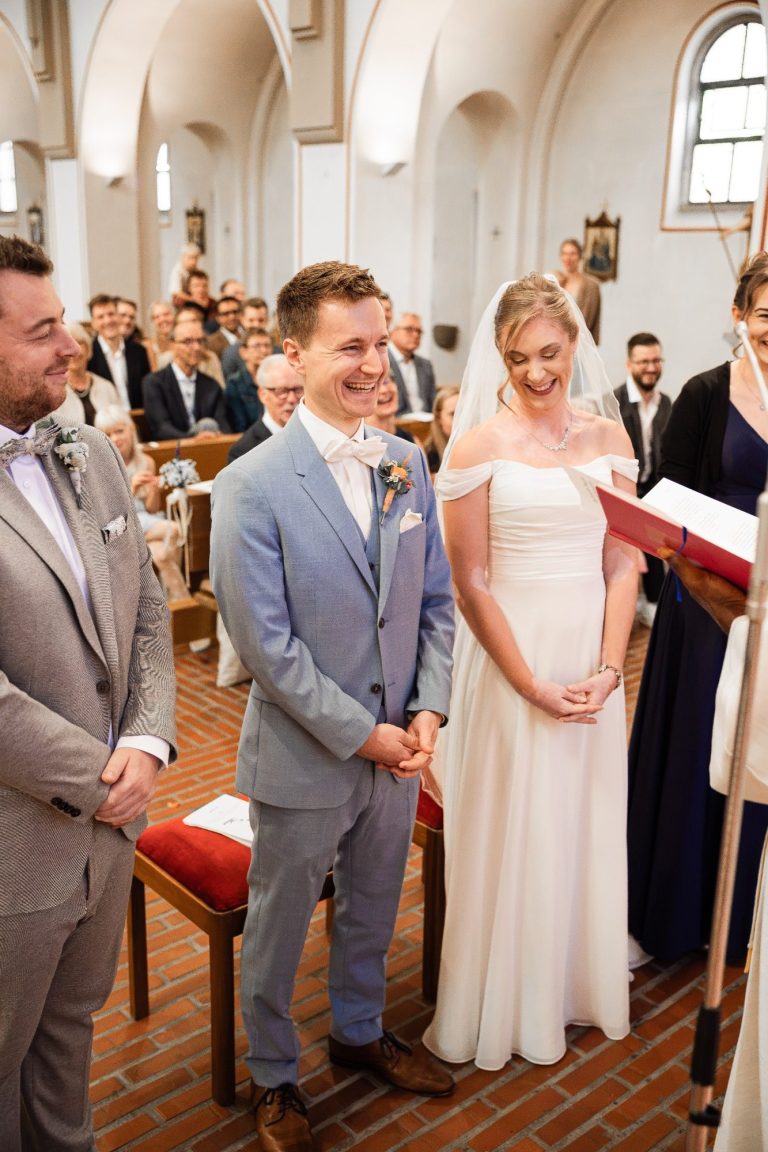 Glücklicher Moment für Laura & Maximilian in der Kirche bei der Hochzeit