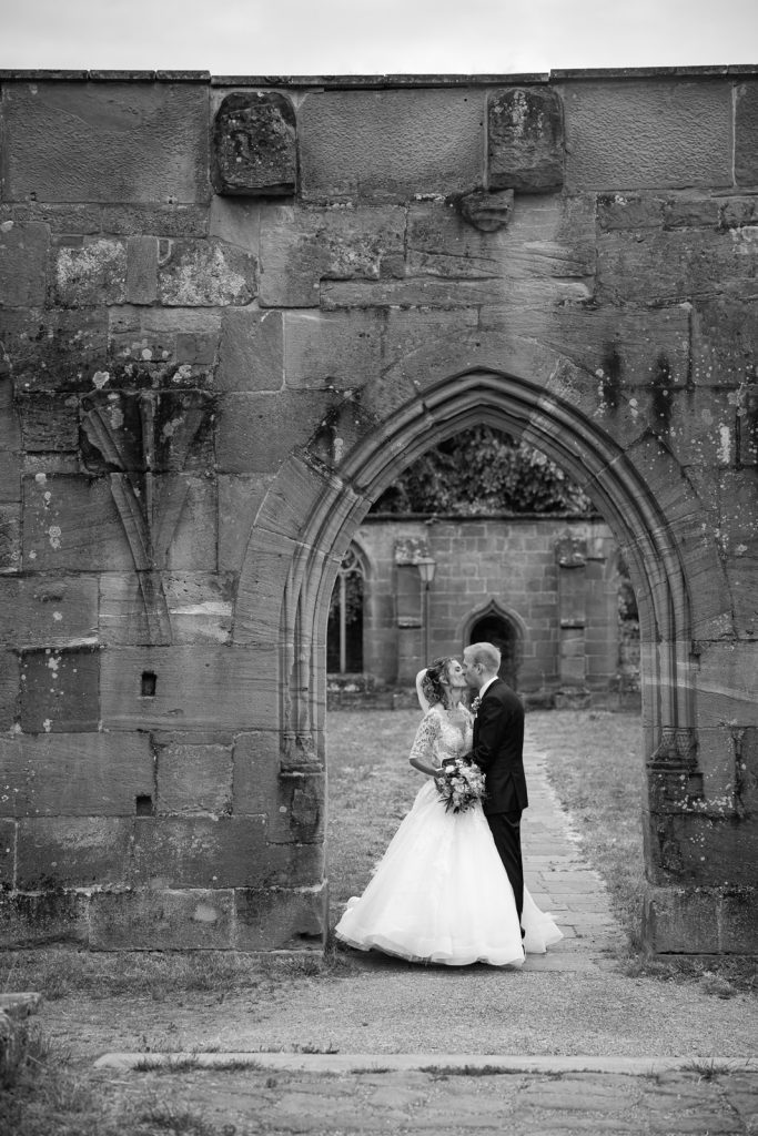 Hochzeit Heilbronn – Schwarz-Weiß-Foto Brautpaar beim Kloster Stimmungsvolles Schwarz-Weiß-Brautpaarfoto bei einem Kloster in Heilbronn – zeitloses Hochzeitsbild, historischer Hintergrund, romantisch