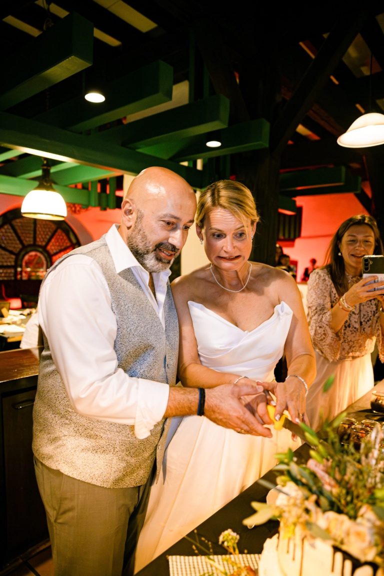 Braut schaut kritisch auf die Hochzeitstorte Kritischer Blick der Braut beim anschnitt der Hochzeitstorte