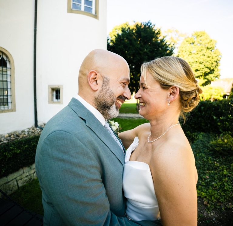 Doro und Mihail schauen sich emotional an Ein Lachen beim Hochzeitstag von Braut und Bräutigam im Landkreis Ludwigsburg