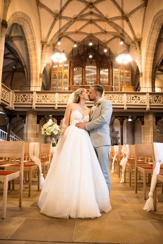 Hochzeit Stuttgart – Brautpaar Kuss in leerer Kirche Brautpaar küsst sich alleine in Kirche bei Hochzeit in Stuttgart.