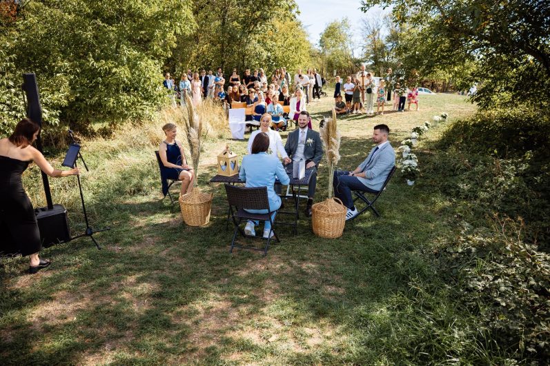 Weitblick einer freien Trauung in der Natur Weitbild einer Hochzeit von der Trauung in Heilbronn Weinland