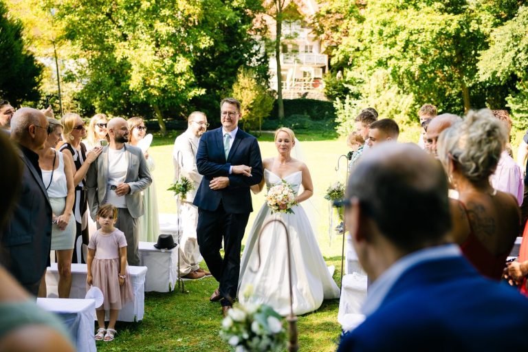 Emotional , echt und angestelltes Bild des Einzugs Emotionales Hochzeitsbild in der Region Ludwigsburg von einer Hochzeitsreportage