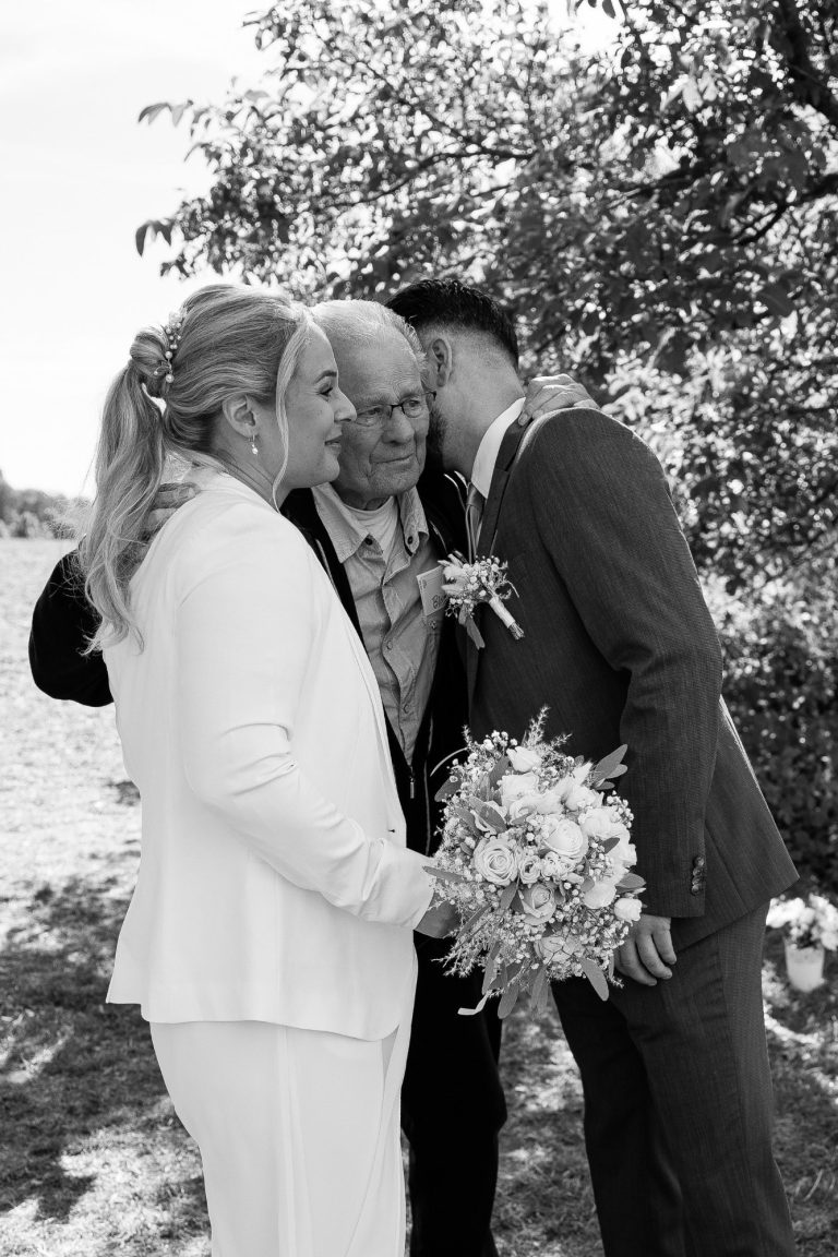 Emotional , echt und angestelltes Bild des Brautvaters Emotionales Hochzeitsbild in der Region Heilbronn von einer Hochzeitsreportage