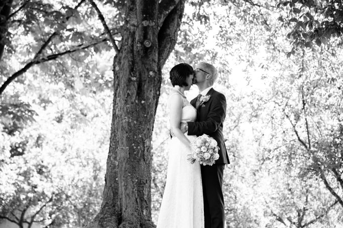 Hochzeit Stuttgart – Stirnkuss für die Braut Bräutigam küsst Braut auf die Stirn bei Hochzeit in Stuttgart.