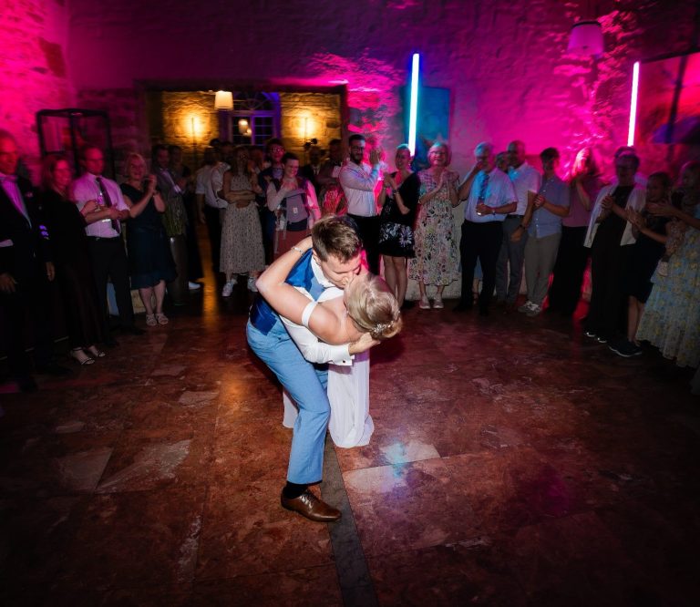 Der Kuss beim Hochzeitstanz in Ludwigsburg bei Bietigheim