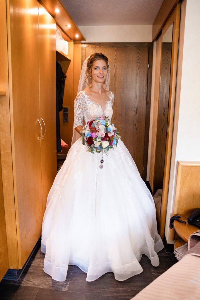 Hochzeit Heilbronn – Braut angezogen beim Get Ready Braut fertig angezogen beim Get Ready in Heilbronn – emotionaler Moment vor der Trauung, Braut in Hochzeitskleid bereit für den großen Tag.