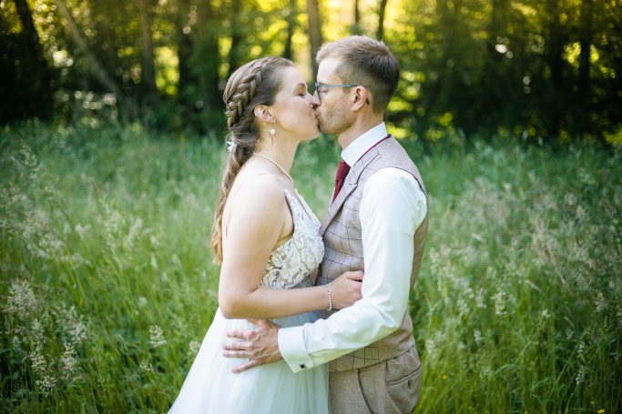 Hochzeit Heilbronn – Brautpaar küsst sich im Wald Romantisches Brautpaar küsst sich im Wald bei Hochzeit in Heilbronn – inniger Kuss unter Bäumen, natürliches Paarshooting in der Natur.