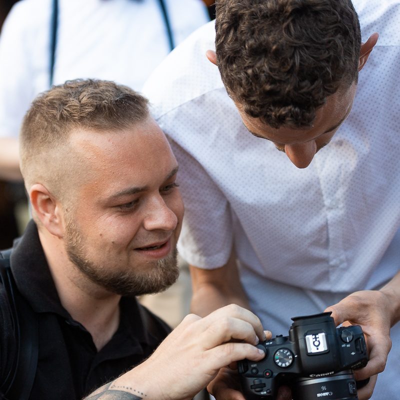 Brautpaar spricht mit Hochzeitsfotograf in Ludwigsburg