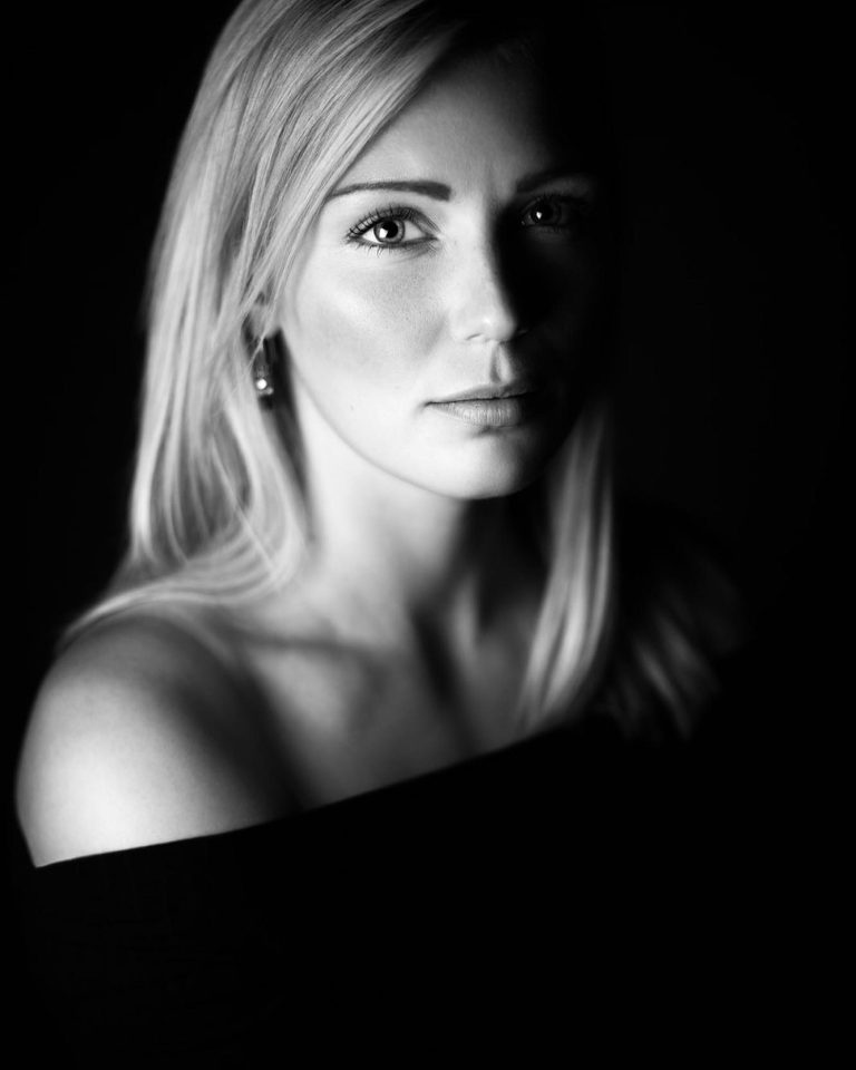 Elegantes Schwarz-Weiß Fashion Portrait eines Models in Ludwigsburg – zeitlos & modern inszeniert Schwarz-Weiß Fashion Portrait Model Ludwigsburg – stilvolles Modelshooting