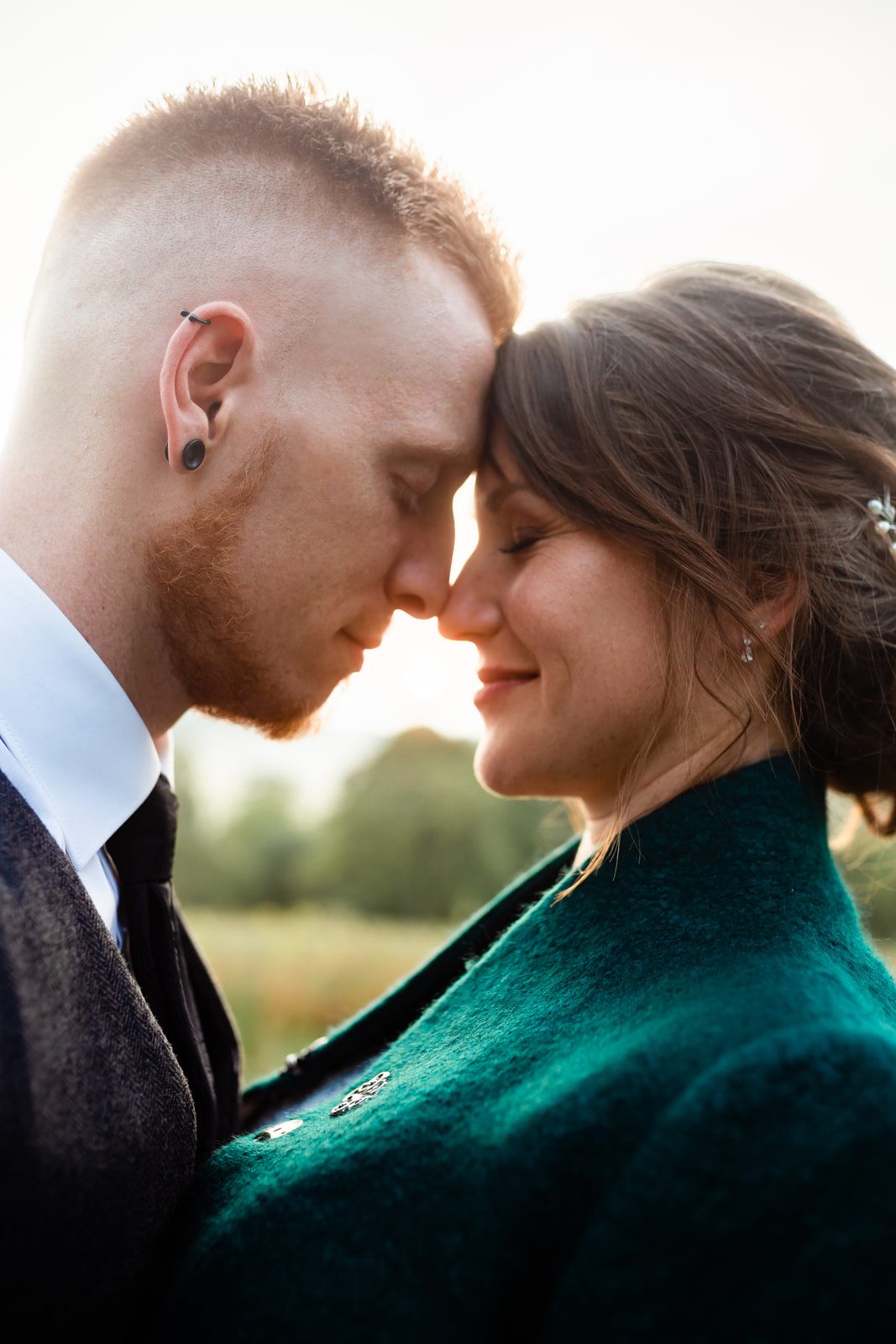 Nahaufnahme von verliebtem Brautpaar am Hochzeitstag – Braut und Bräutigam berühren Stirn an Stirn, Augen geschlossen, inniger emotionaler M