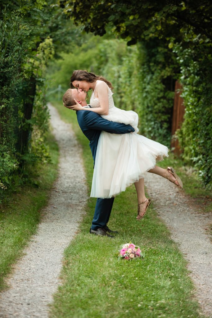 Hochzeit Stuttgart – Klassisches Brautpaarfoto im Freien Klassisches Brautpaarbild in Stuttgart – Brautpaar posiert verliebt im Freien, romantisches Hochzeitsfoto mit natürlichem Licht.