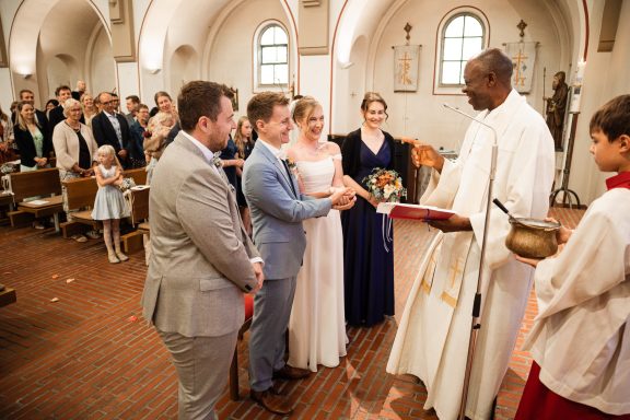 Brautpaar während der kirchlichen Trauung - Hochzeitsfotograf Heilbronn