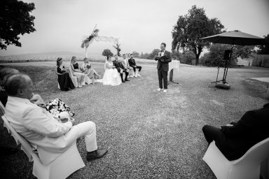 Freie Trauung im Freien bei Hochzeit in Stuttgart.