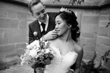 Brautpaar Shooting vor Kirche bei Hochzeit in Stuttgart.