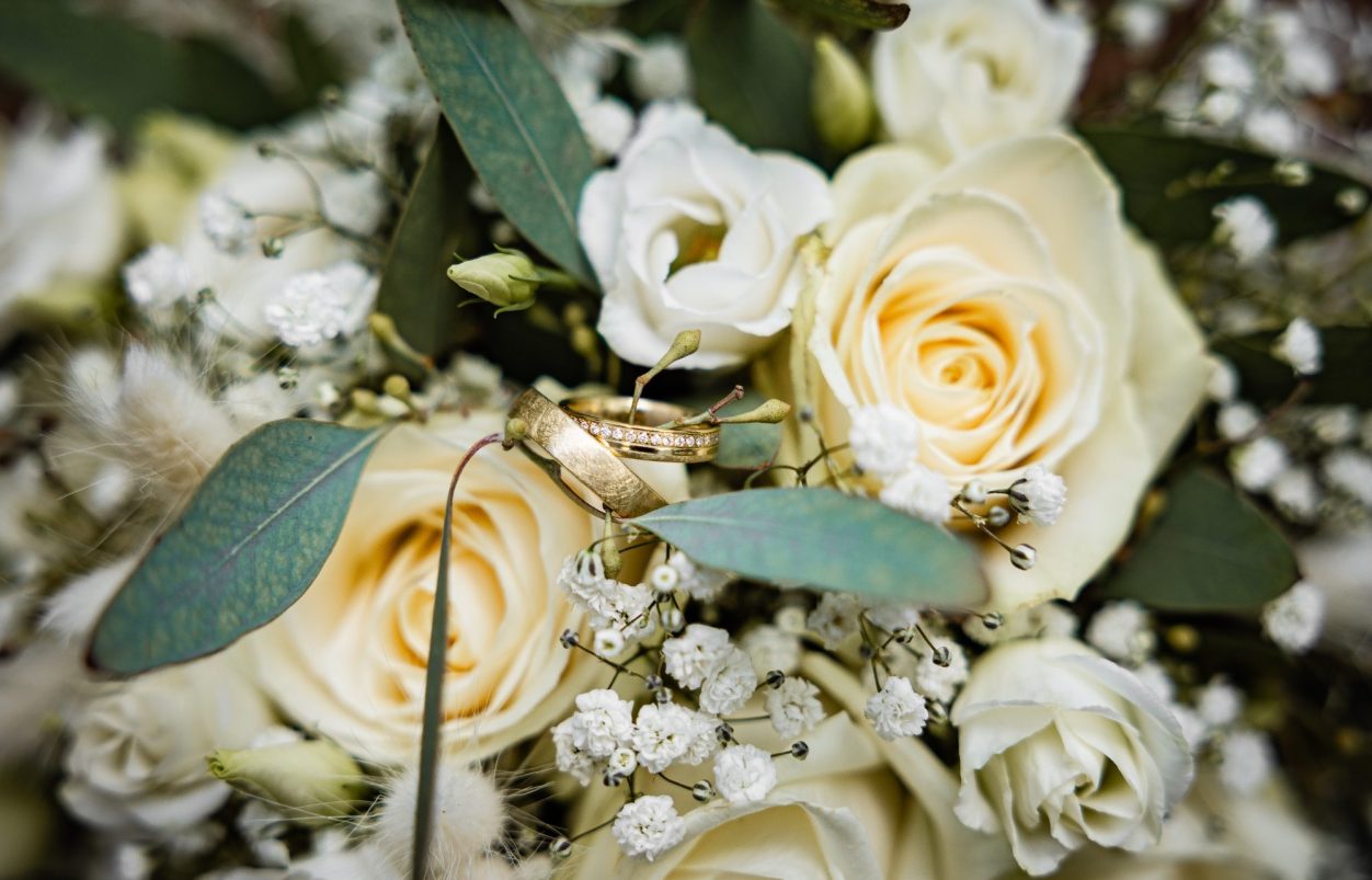 Hochzeitsringe Hochzeitsringe im Detail aufgenommen vom Hochzeitsfotografen Fynn Winkelhöfer