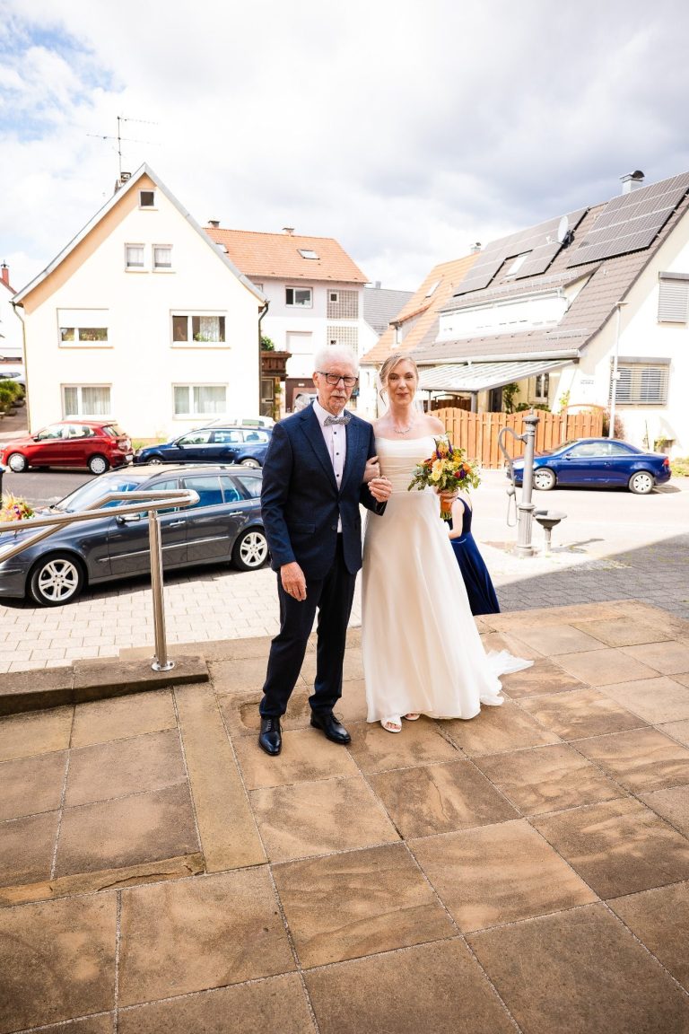 Begleitung des Brautvaters mit der Braut vor der Trauung