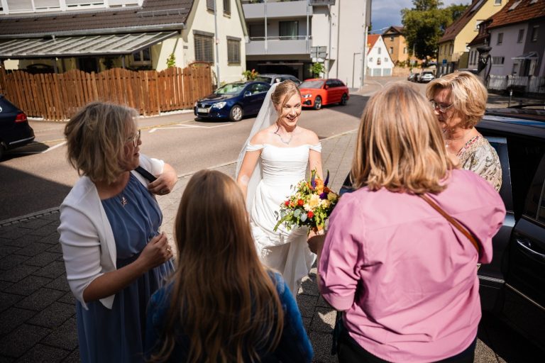 Braut Laura im Brautkleid bei ihrer Hochzeit