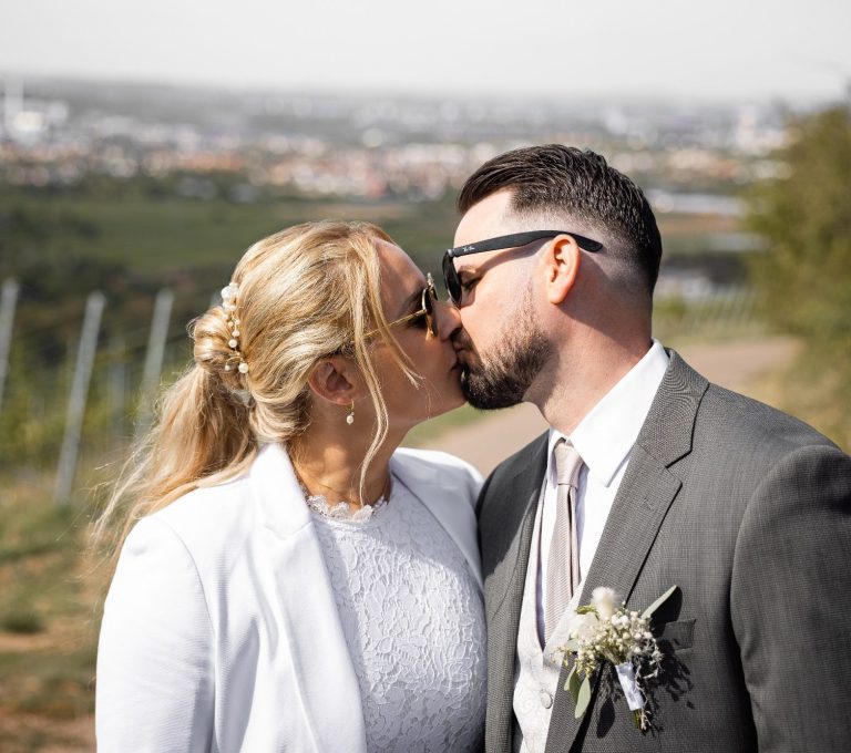 Ungestellt und echt. Der Hochzeitskuss Kuss von. Gloria und Samuel nach der Trauung