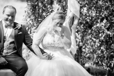 Braut weint vor Rührung bei Hochzeit in Stuttgart.