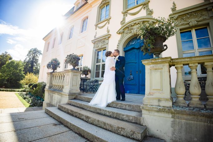 Hochzeitsportrait mit Schloss im Hintergrund