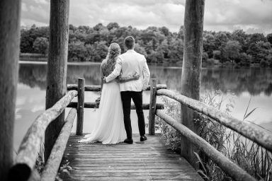 Hochzeitspaar steht mit Blick auf den Neckar bei Hochzeit in Stuttgart.