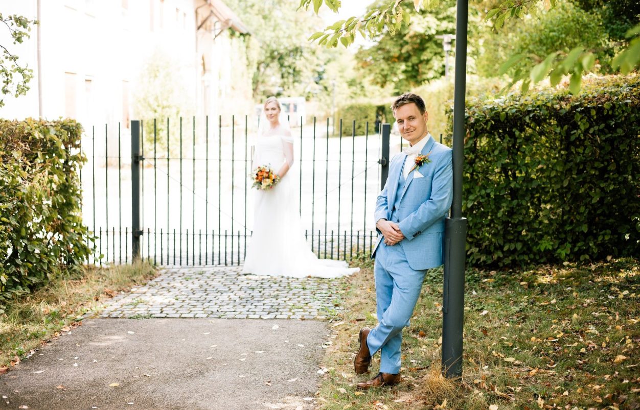 Die Laterne und der Bräutigam bei der Hochzeitsreportage in der Region Ludwigsburg
