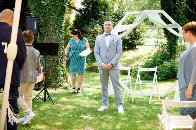Hochzeit Stuttgart – Bräutigam wartet auf die Braut Bräutigam wartet nervös vor der Trauung in Stuttgart
