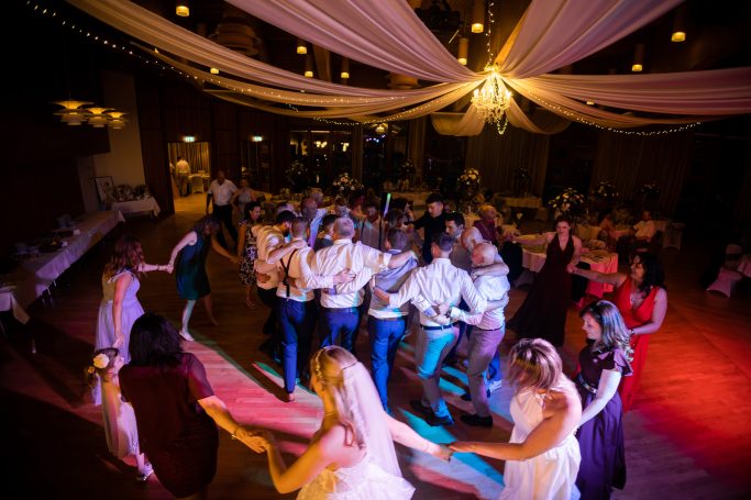 Hochzeit Karlsruhe – Gäste feiern auf der Hochzeitsparty Brautpaar und Gäste feiern auf der Hochzeitsparty in Karlsruhe