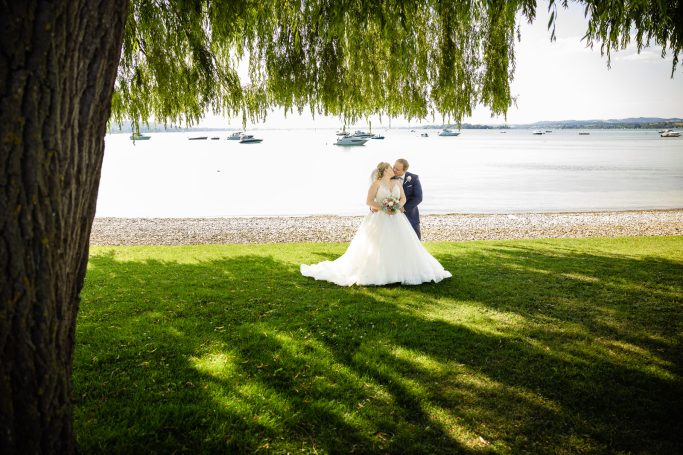 Hochzeit Bodensee – Romantisches Brautpaarshooting am See Brautpaar am Bodensee bei Hochzeit in der Nähe von Konstanz