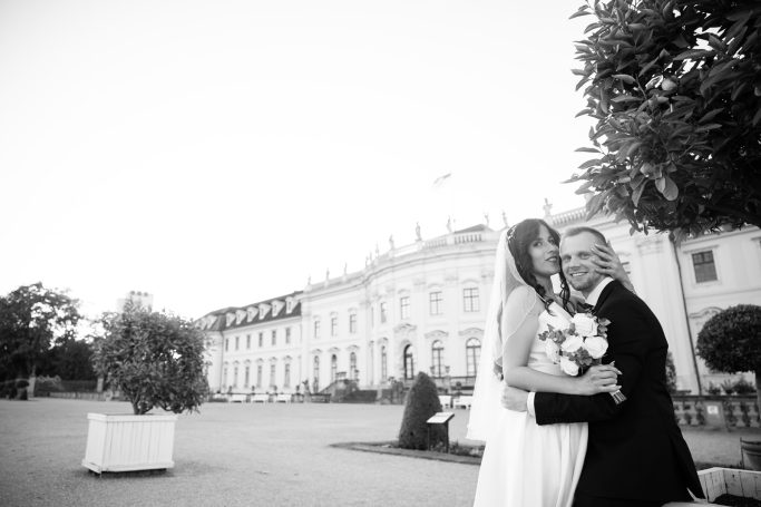 Hochzeit Schloss Ludwigsburg – Brautpaar mit eindrucksvoller Perspektive Brautpaar vor Schloss Ludwigsburg mit eindrucksvoller Perspektive