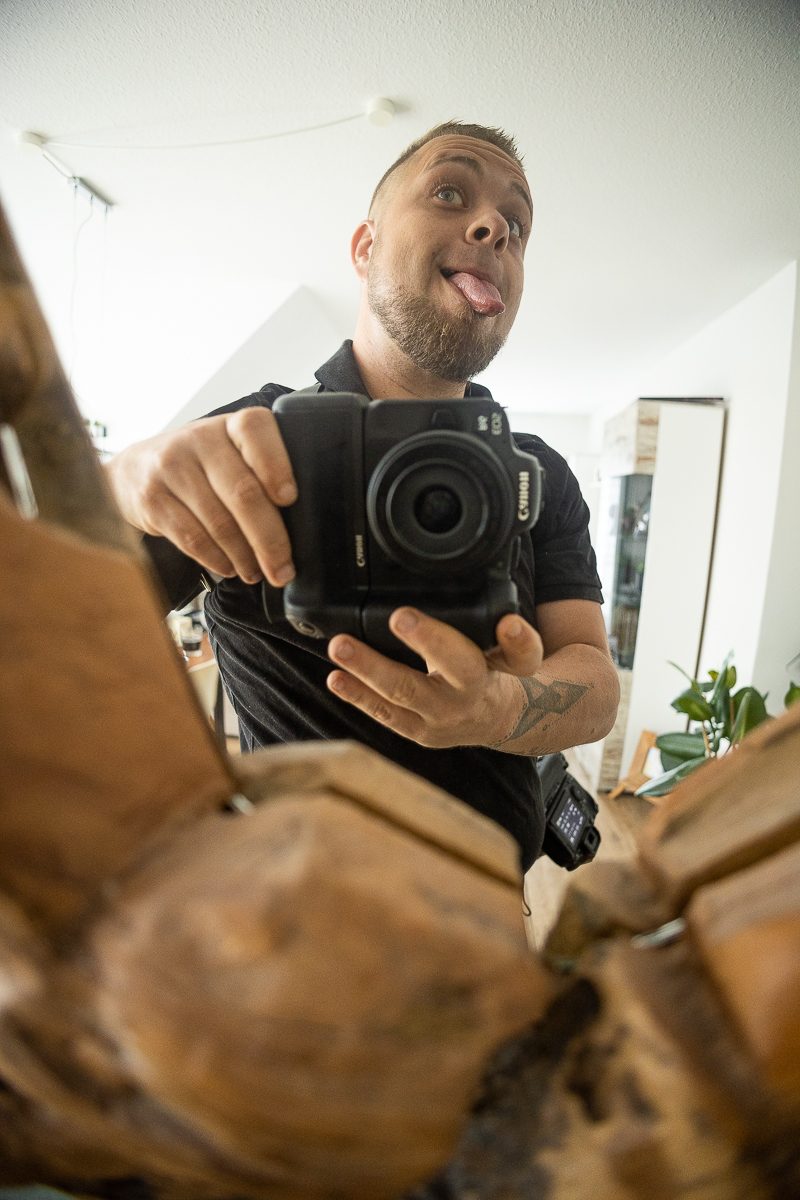 Fynn Winkelhöfer, Fotograf aus Stuttgart, bei der Arbeit – Reportage-Stil in Schwarz-Weiß. Fotograf Fynn Winkelhöfer Ludwigsburg Portrait