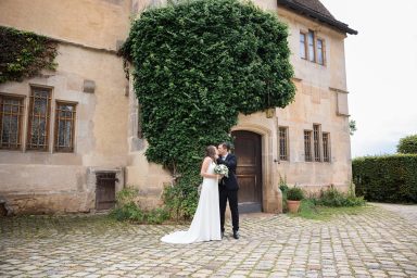 Brautpaar vor einem Kloster bei Hochzeit in Stuttgart.
