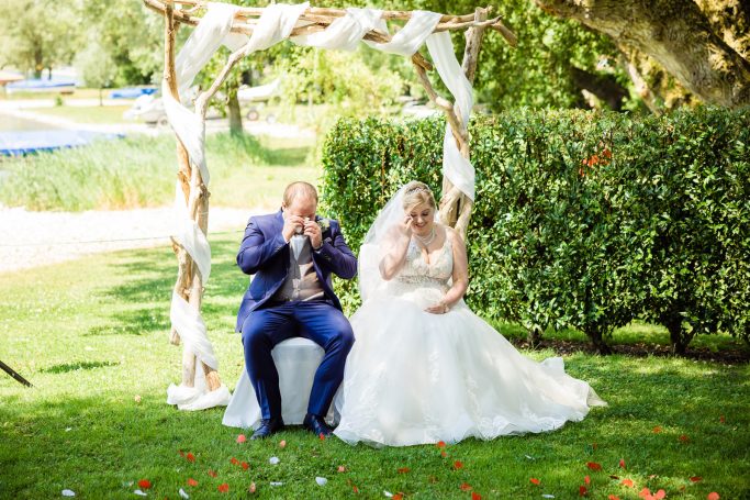 Hochzeit Stuttgart – Brautpaar weint vor Glück bei der Trauung Emotionales Brautpaar weint während der Trauung in Stuttgart – Braut und Bräutigam mit Freudentränen, inniger Moment vor Familie und Freunde