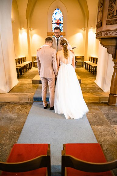 Brautpaar wird gesegnet bei Hochzeit in Stuttgart.