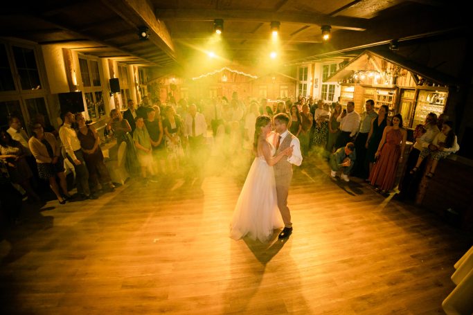 Hochzeit Ludwigsburg – Brautpaar tanzt festlich mit Gästen Braut und Bräutigam tanzen umgeben von Gästen in einer festlichen Atmosphäre.