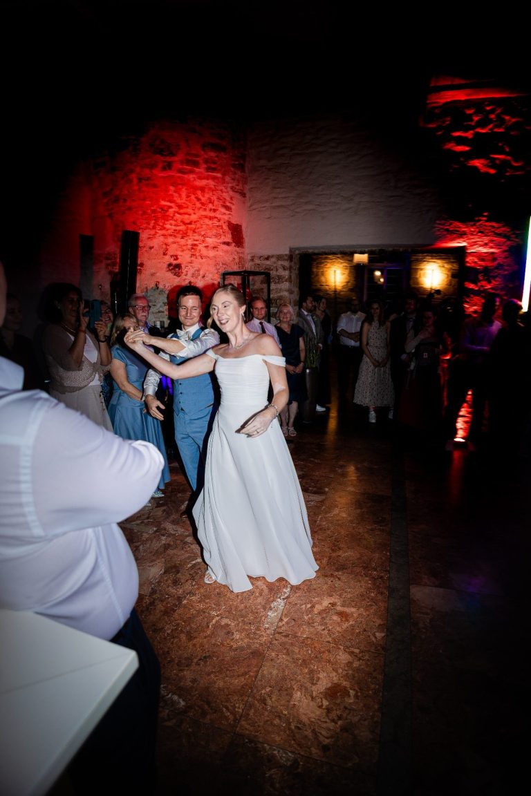 Der Hochzeitstanz in Ludwigsburg vom Brautpaar und der Hochzeitsfotograf nimmt es auf