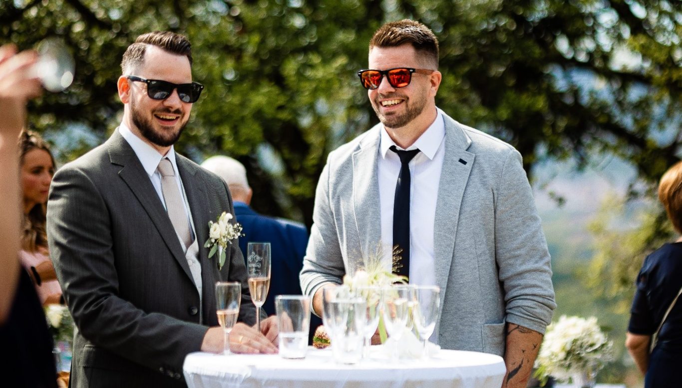Samuel und sein Trauzeugen haben Spaß Spaß mit freunden bei der Hochzeit