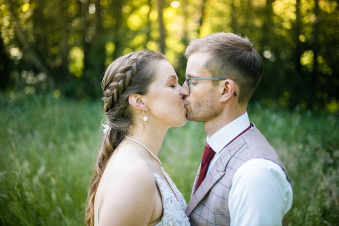 Hochzeit Eppingen – Brautpaar Kuss im Wald Brautpaar küsst sich im Wald bei Hochzeit in Eppingen