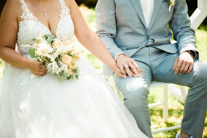 Hochzeit Stuttgart – Brautpaar hält Händchen bei der Trauung Brautpaar hält Händchen während der Trauung in Stuttgart.