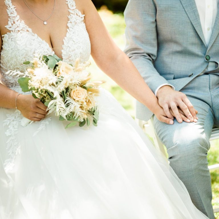 Brautpaar beim Gespräch mit dem Hochzeitsfotografen vor der Hochzeit – Vorbereitung und Vertrauen