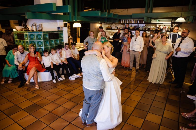 Brautpaar Tanzt Ihren Tanz In Ludwigsburg wurde der Hochzeitstanz begonnen