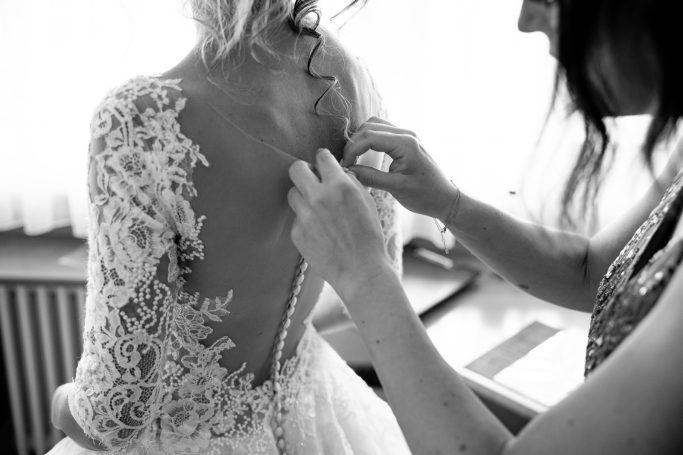 Hochzeit Stuttgart – Braut zieht Kleid alleine an Braut richtet ihr Hochzeitskleid selbst vor der Hochzeit in Stuttgart.