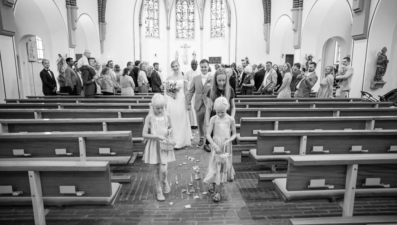 Auszug der Braut und Bräutigam in Ludwigsburg aus der Kirche