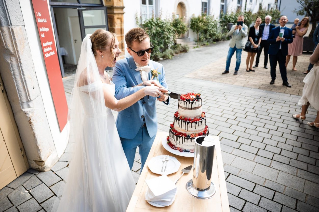 Der Anschnitt der Hochzeitstorte
