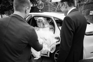 Braut steigt aus dem Auto bei Hochzeit in Pforzheim.