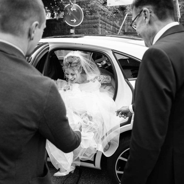 Trauzeugen und Helfer bei Ludwigsburger Hochzeit Trauzeugen unterstützen Brautpaar bei Hochzeitsvorbereitungen